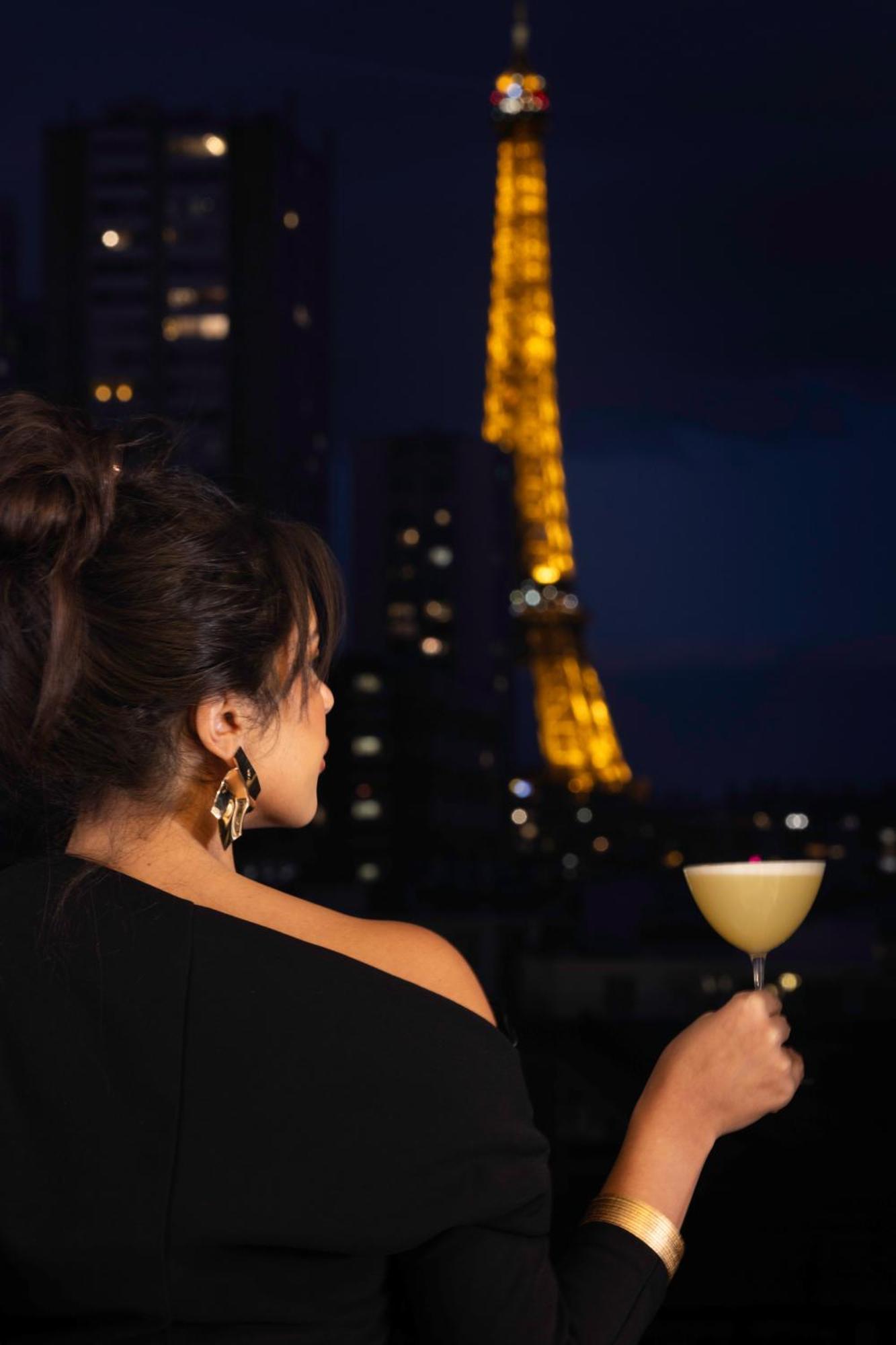 Deluxe Grey Room Eiffel Tower View