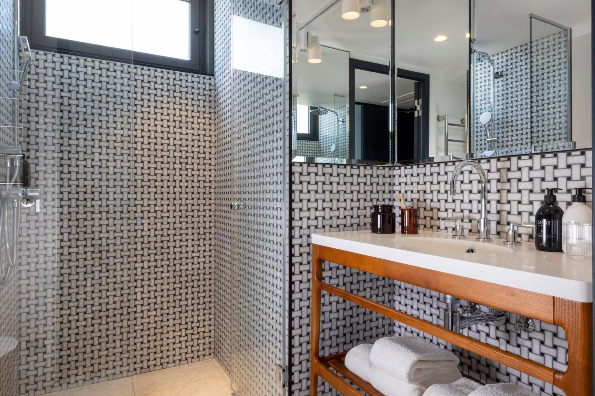 Deluxe Grey Room Eiffel Tower View