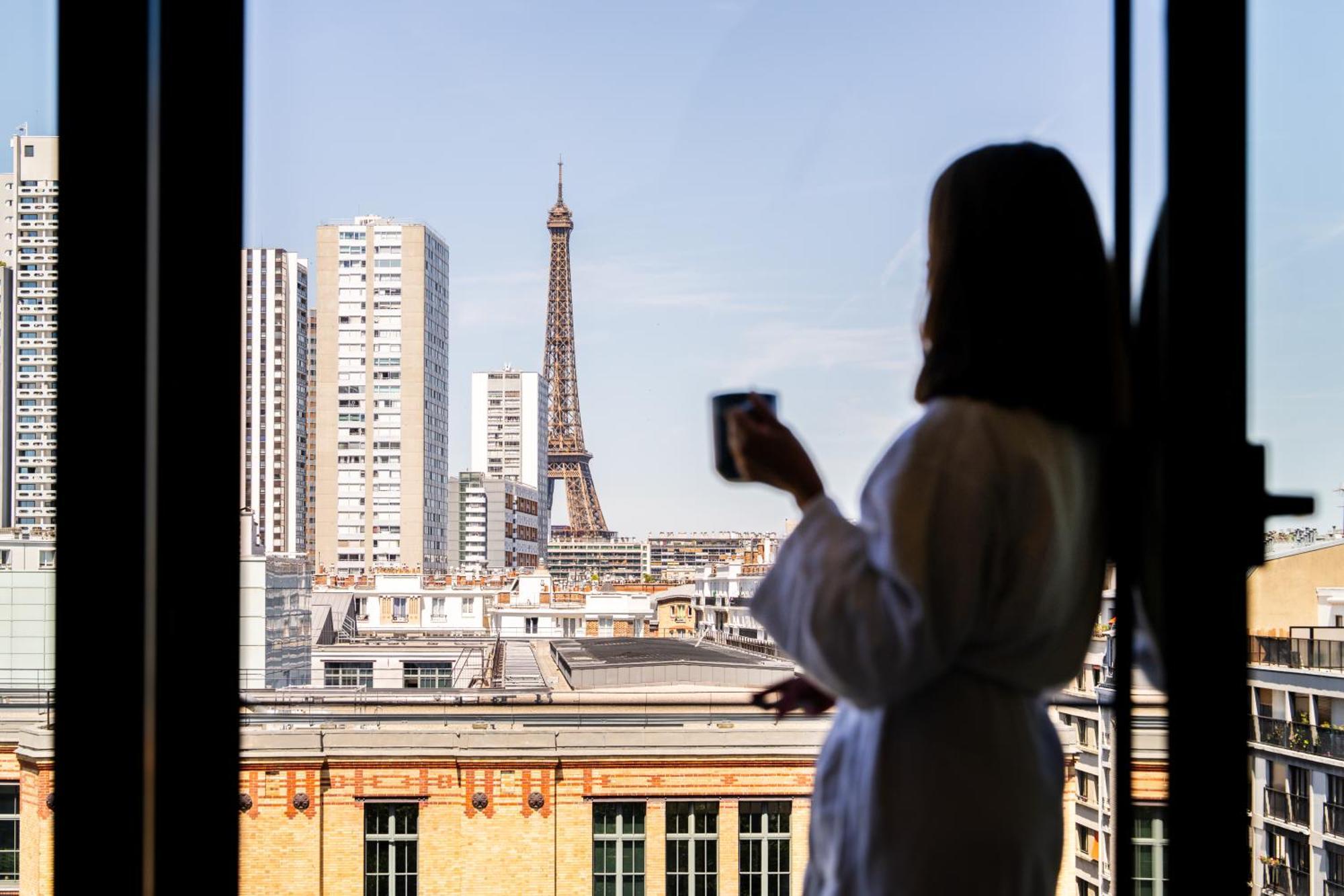 Deluxe Grey Room Eiffel Tower View