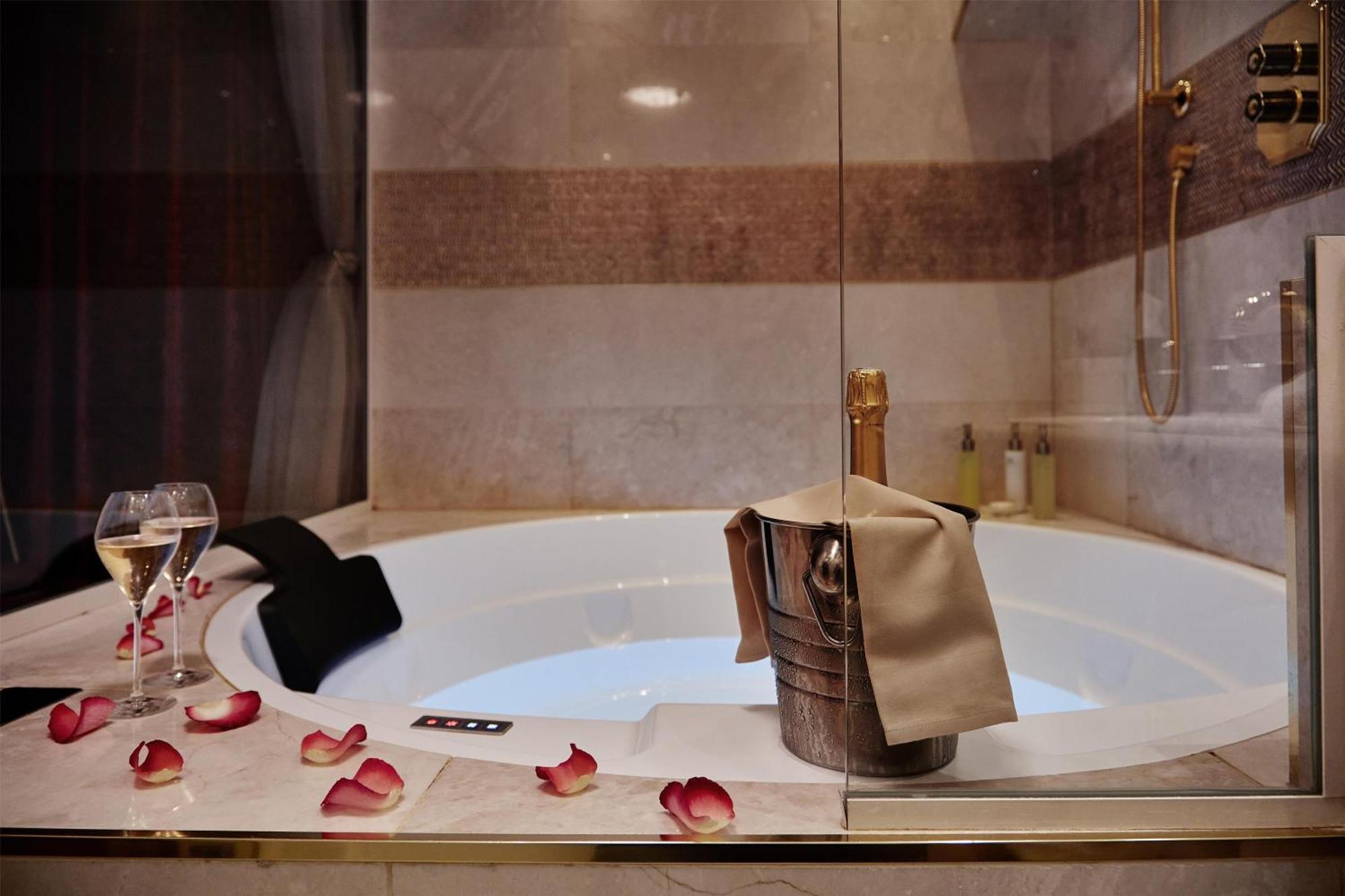 Deluxe Room Passion Jacuzzi