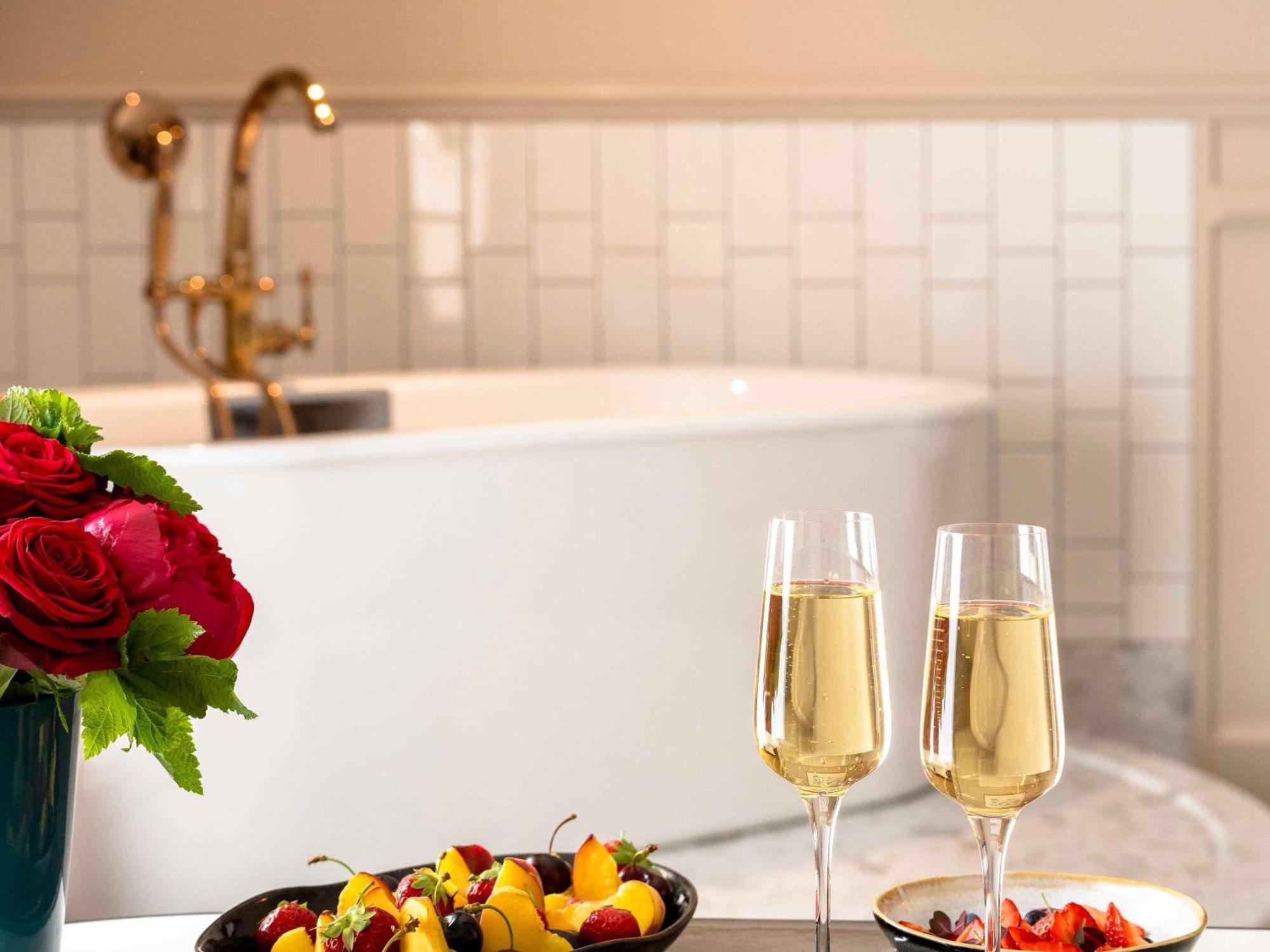 Honeymoon Suite with Round bed/Bathtub/Lounge Area - Grand Boulevard View