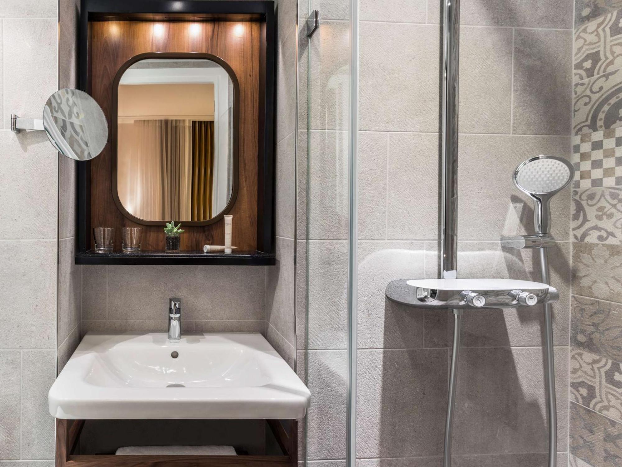 Classic Queen Room with Spa Access - View/Non-Smoking